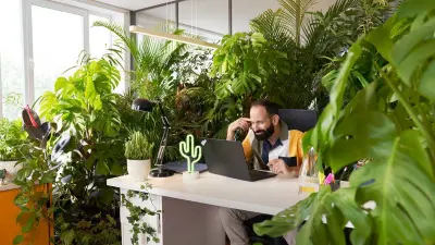 เพื่อนร่วมงานสองคนกำลังเล่นฟุตบอลโต๊ะกับหุ่นยนต์ช่วยเหลือระบบ APAS ของ Bosch Rexroth